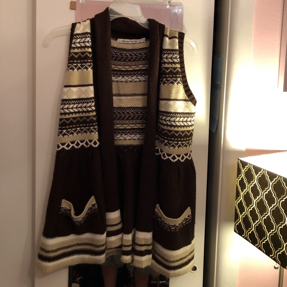 Sleeveless brown and white cardigan